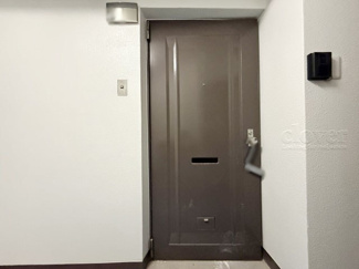 【その他共用部分】 | 皆様をお迎えする、お部屋の玄関ドア。開けやすさや開放角度、ドアノブの操作しやすさや鍵の形状などを、現地で一度ご確認ください。～即日のご見学可能～　お問合せはお気軽にどうぞ。