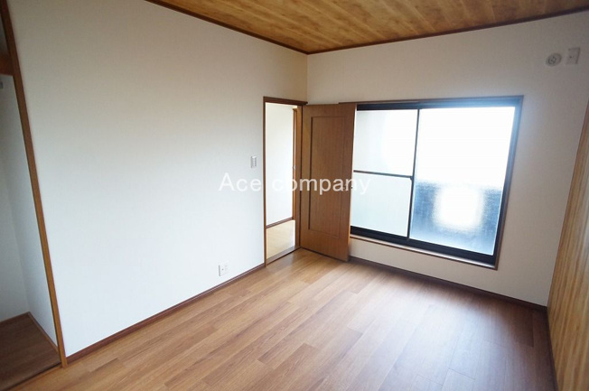 【子供部屋】 | 八尾市刑部2丁目 | 【2階：南東側の洋室6帖】バルコニーに面したお部屋☆収納完備です♪
