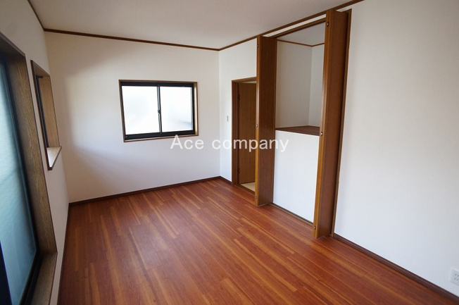 【寝室】 | 八尾市刑部2丁目 | 【2階：洋室7.5帖】2面に窓あり☆階段上、床上げの収納あります♪