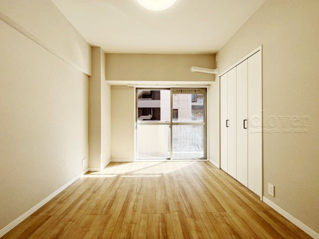 【洋室】 | 朝日江戸川橋マンション | 窓から明るい光が差し込む洋室。ベッドを置いて個人居室にする場合は、多くの時間を過ごすことになる空間です。使い勝手や落ち着きを想像してください。～即日のご見学可能～　お問合せはお気軽にどうぞ。
