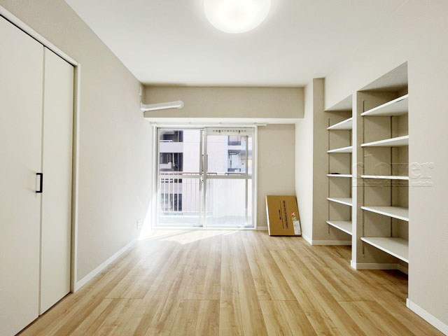 【寝室】 | 朝日江戸川橋マンション | 窓の向こうの景色が気持ちよい洋室。実際の面積よりも広く感じられるのは、窓の向こうの景色の開放感によるものです。～即日のご見学可能～　お問合せはお気軽にどうぞ。
