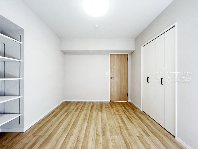 【洋室】 | 朝日江戸川橋マンション | ベッドルームとして使うか、あるいは収納として使うか、洋室を見るときは具体的な用法や家具配置などをぜひご想像ください。～即日のご見学可能～　お問合せはお気軽にどうぞ。

