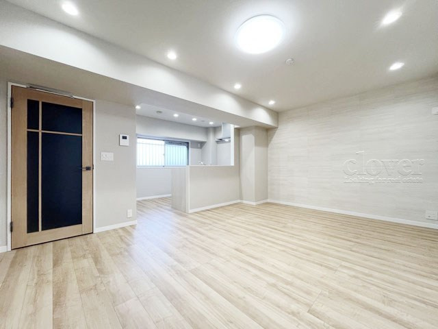【居間・リビング】 | 朝日江戸川橋マンション | ゆったりと過ごせるよう機能的にデザインされたLDK（リビング・ダイニング・キッチン）の様子。その明るさや奥行きを感じてください。～即日のご見学可能～　お問合せはお気軽にどうぞ。
