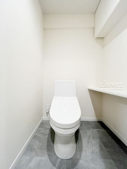 【トイレ】 | 朝日江戸川橋マンション | トイレはもともと個人の領域である自宅の中でも、最もプライベートな空間です。だからこそ、ほしい「落ち着き」がここにあります。～即日のご見学可能～　お問合せはお気軽にどうぞ。
