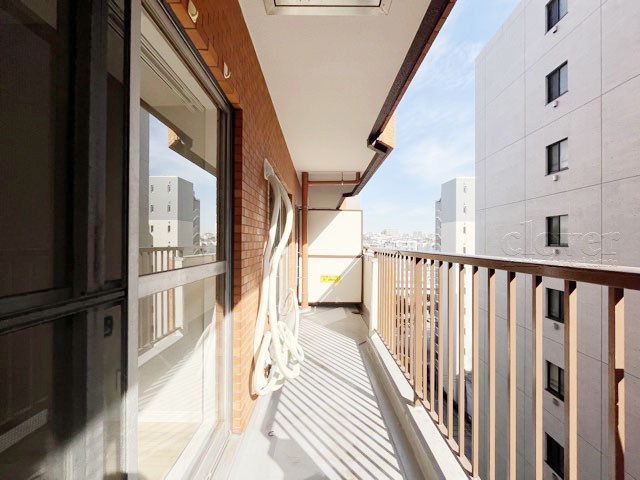 【バルコニー】 | 朝日江戸川橋マンション | バルコニーの様子。ここからの眺めが、日々のストレスを発散してくれることでしょう。ちなみにバルコニーは専有部分ではなく「共用部分」の扱いです。～即日のご見学可能～　お問合せはお気軽にどうぞ。
