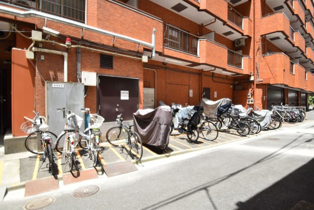 【駐輪場】 | 朝日江戸川橋マンション | 自転車置き場。マンションの共用部にあたります。空きの有無や駐輪料金、各戸の台数制限などについては、改めてお問い合わせください。～即日のご見学可能～　お問合せはお気軽にどうぞ。