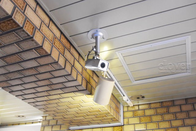 【防犯設備】 | 朝日江戸川橋マンション | 建物や敷地の隅々に目を光らせる防犯カメラが設置されています。現地を見学される際には、カメラの存在やその台数にも意識を払ってみてください。～即日のご見学可能～　お問合せはお気軽にどうぞ。