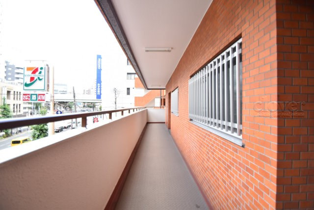 【その他共用部分】 | 朝日江戸川橋マンション | 共用廊下です。ここもきれいに清掃されています。周囲のお部屋の様子も、ぜひ伺ってみてください。～即日のご見学可能～　お問合せはお気軽にどうぞ。