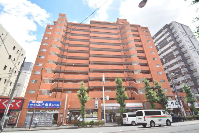 【外観】 | 朝日江戸川橋マンション | 手入れの行き届いた外壁やエントランスなど、「見ればわかる」レベルで清潔感を保ったマンションです。築年数を感じさせない姿で皆様をお出迎えします。～即日のご見学可能～　お問合せはお気軽にどうぞ。