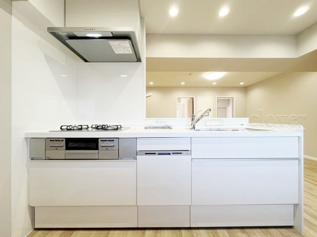 【キッチン】 | 朝日江戸川橋マンション | 人間の行動力学をもとに生まれた、有機的な構造が自慢のシステムキッチンです。カウンター式になっており、キッチンからお部屋の各所が見渡せます。～即日のご見学可能～　お問合せはお気軽にどうぞ。
