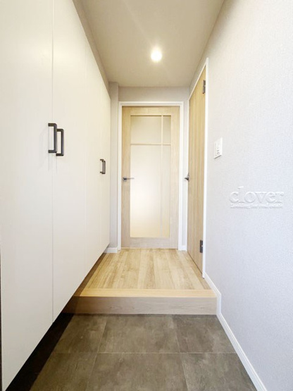 【玄関】 | 朝日江戸川橋マンション | 玄関ドアを背に、廊下と室内を望みます。ナチュラル系の色合いを重視した内装のイメージをご確認ください。お部屋の第一印象やイメージを決定づける空間です。～即日のご見学可能～　お問合せはお気軽にどうぞ。
