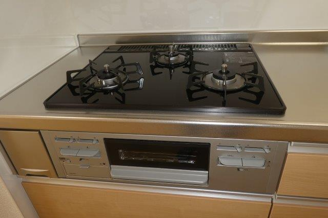 ル　レーヴBのキッチン|3口ガスコンロ