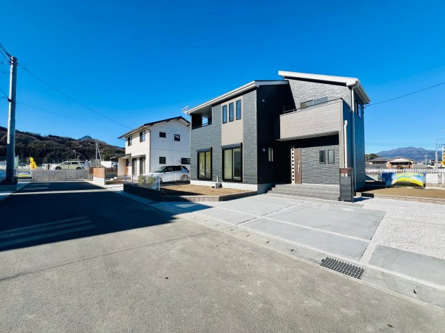 渋川行幸田の前面道路含む現地写真|間口も広く駐車が苦手な方にもおススメです♪