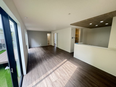 【居間・リビング】 | 南城市佐敷新開（限定1棟） | 1号棟　LDK22帖♪キッチンはオシャレな折下げ天井♪