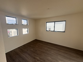 【洋室】 | 南城市佐敷新開（限定1棟） | 1号棟　洋室9.25帖＋WIC付き♪（可動棚収納付き）