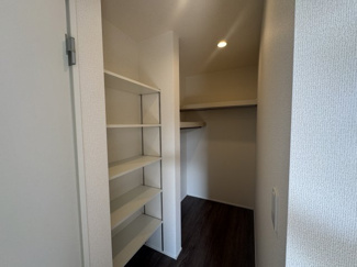 【収納】 | 南城市佐敷新開（限定1棟） | 1号棟　洋室9.25帖＋WIC付き♪（可動棚収納付き）