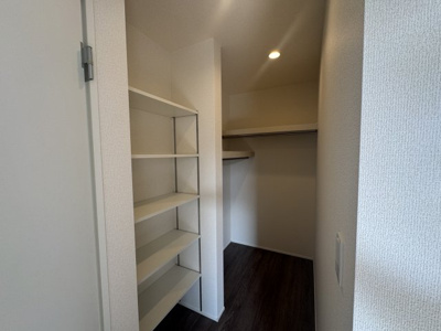 【収納】 | 南城市佐敷新開（限定1棟） | 1号棟　洋室9.25帖＋WIC付き♪（可動棚収納付き）