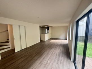 【居間・リビング】 | 南城市佐敷新開（限定1棟） | 1号棟　LDK22帖♪キッチンはオシャレな折下げ天井♪