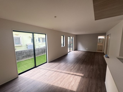 【居間・リビング】 | 南城市佐敷新開（限定1棟） | 1号棟　LDK22帖♪キッチンはオシャレな折下げ天井♪