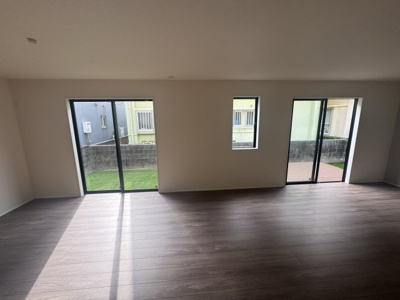 【居間・リビング】 | 南城市佐敷新開（限定1棟） | 1号棟　LDK22帖♪キッチンはオシャレな折下げ天井♪