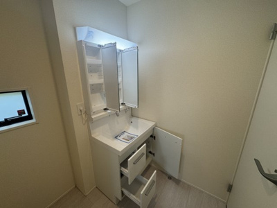 【独立洗面台】 | 南城市佐敷新開（限定1棟） | 1号棟　三面鏡付き洗髪洗面化粧台♪