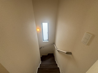 【内装】 | 南城市佐敷新開（限定1棟） | 1号棟　採光付き階段♪