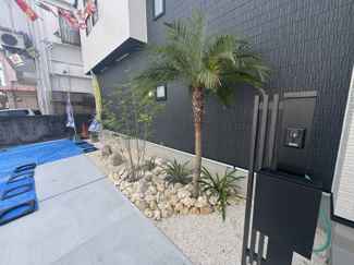 【玄関】 | 南城市佐敷新開（限定1棟） | 1号棟　素敵な植栽付き♪