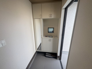 【玄関】 | 南城市佐敷新開（限定1棟） | 1号棟　十分な収納付き玄関♪