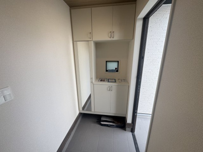 【玄関】 | 南城市佐敷新開（限定1棟） | 1号棟　十分な収納付き玄関♪