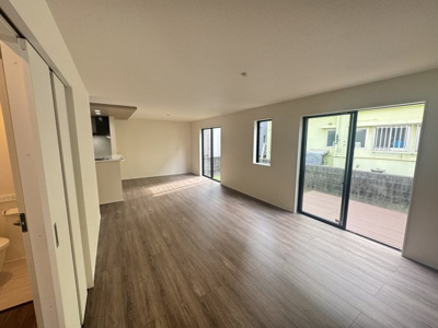 【居間・リビング】 | 南城市佐敷新開（限定1棟） | 1号棟　LDK22帖♪キッチンはオシャレな折下げ天井♪