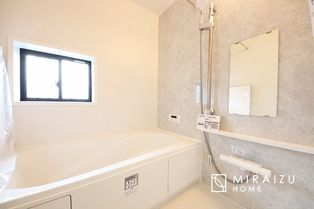 【浴室】 | お子さんとわいわいと楽しいバスタイムもよし、一人でゆったりと入るのもよし、浴室換気乾燥機付きのユニットバス。お洗濯物を干せるだけでなく、カビ防止にもなります。