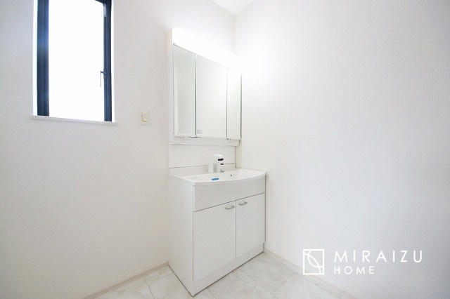 【独立洗面台】 | 洗濯機置き場、脱衣スペースもしっかりと確保されている洗面室。
水回りが集結した間取りなので、お料理やお洗濯物、お掃除の同時進行も可能です。