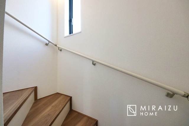 【内装】 | 安全性に配慮した手すり、清潔感や明るい陽光を取り入れてくれる窓がある階段。LED照明付きでお財布にもやさしいつくり。