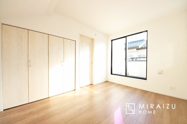 【洋室】 | 暮らしやすさを考えたプランで快適な現地ロケーションを実現。安らぎに満たされる、ゆとりのある日々を過ごせます♪