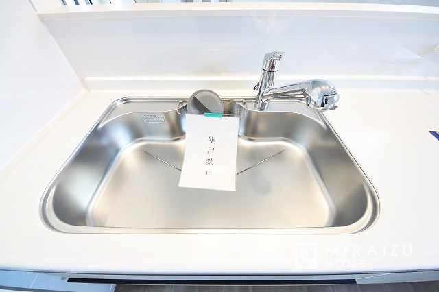 【キッチン】 | 日当たりの良いお家は嬉しいですよね。それぞれ価値観が分かれる箇所です、実際に内覧して日当たりの心地よさをご体感下さいね♪