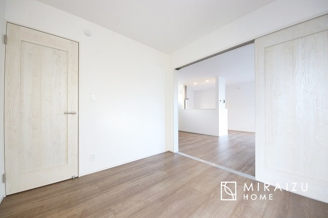 【居間・リビング】 | 平日・休日問わず、いつでもご見学が出来ます♪☆実際に見て、触れて感じる安心のお住まい探しを体験して下さい♪☆物件情報だけでなく、地域の特色などなどエリア情報もお伝え出来たら嬉しいです♪