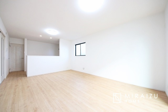 【居間・リビング】 | お子さんが宿題をしたり、ちょっとした作業もできる、家族みんながそれぞれの時間を過ごせるリビングです。