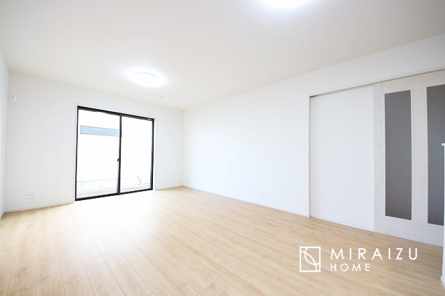 【居間・リビング】 | 窓が多いと温かな太陽の光と心地いい風が室内へと入ります。家族が集まるリビングは明るく過ごしやすいつくりです。窓が多いお家は住みやすい証です。