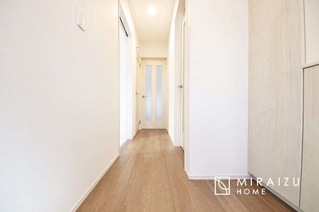 【玄関】 | 永く住むからこそシンプルで飽きのこないデザインに。ただいま、おかえりの温かな声が聞こえる玄関。