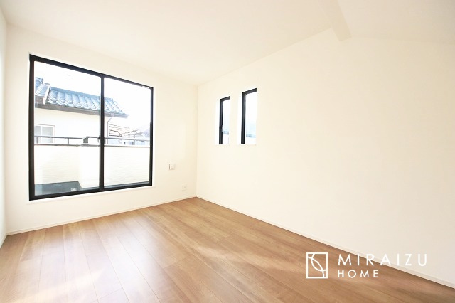 【寝室】 | 日当たりの良いお家は嬉しいですよね。それぞれ価値観が分かれる箇所です、実際に内覧して日当たりの心地よさをご体感下さいね♪