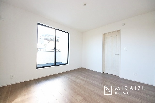 【洋室】 | 暮らしやすさを考えたプランで快適な現地ロケーションを実現。安らぎに満たされる、ゆとりのある日々を過ごせます♪