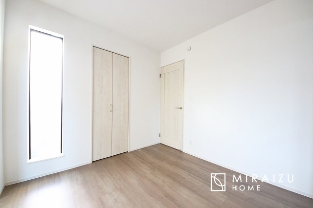 【寝室】 | 日当たりの良いお家は嬉しいですよね。それぞれ価値観が分かれる箇所です、実際に内覧して日当たりの心地よさをご体感下さいね♪