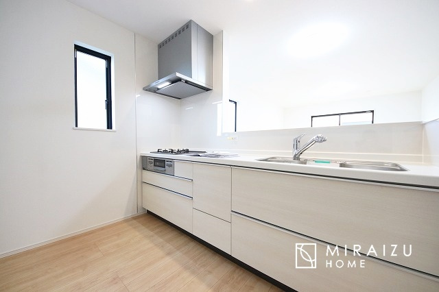 【キッチン】 | 収納に様々な工夫がされていて出しやすく片付けやすい、散らかりにくいキッチンになっています！人工大理石の天板や深型シンクなど、デザイン性と機能性を兼ね備えているので見せたいキッチンになっています。