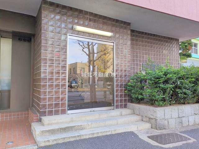 成宗マンションのエントランス