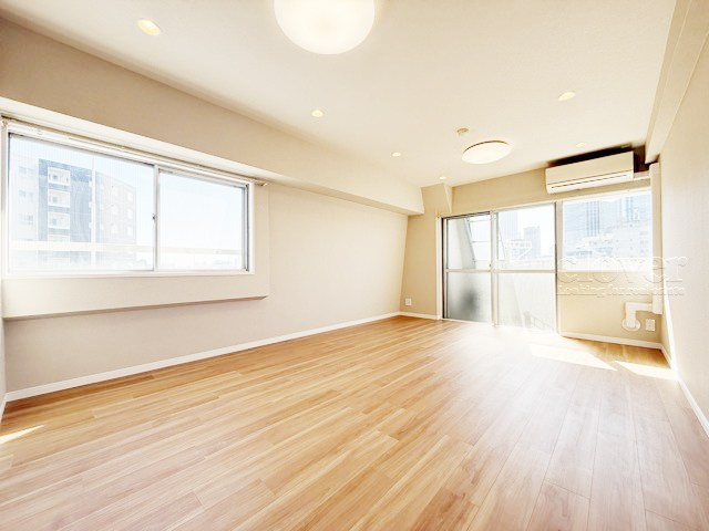 【居間・リビング】 | 宮園キャピタルマンション | 広く明るいLDの特徴は、二面の窓から光を取り入れられる構造になっていること。多くの時間を過ごすこの空間が明るいことは、何よりの満足感に繋がります。～即日のご見学可能～　お問合せはお気軽にどうぞ。