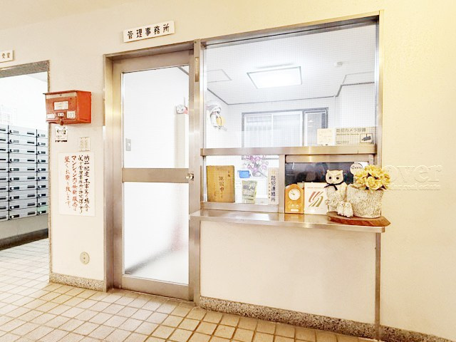【受付】 | 宮園キャピタルマンション | 管理人さんが勤務する管理室。このマンションがきれいに保たれているのは、もちろん管理人さんのおかげ。～即日のご見学可能～　お問合せはお気軽にどうぞ。