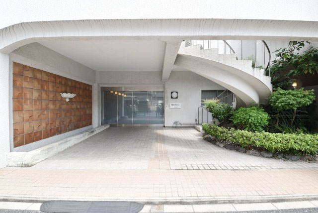 【エントランス】 | 宮園キャピタルマンション | 夜間オートロックを備えたマンションのエントランス。時間を区切って皆様の「安全」を確保してくれる設備です。うれしくも安心感のある機能性です。～即日のご見学可能～　お問合せはお気軽にどうぞ。