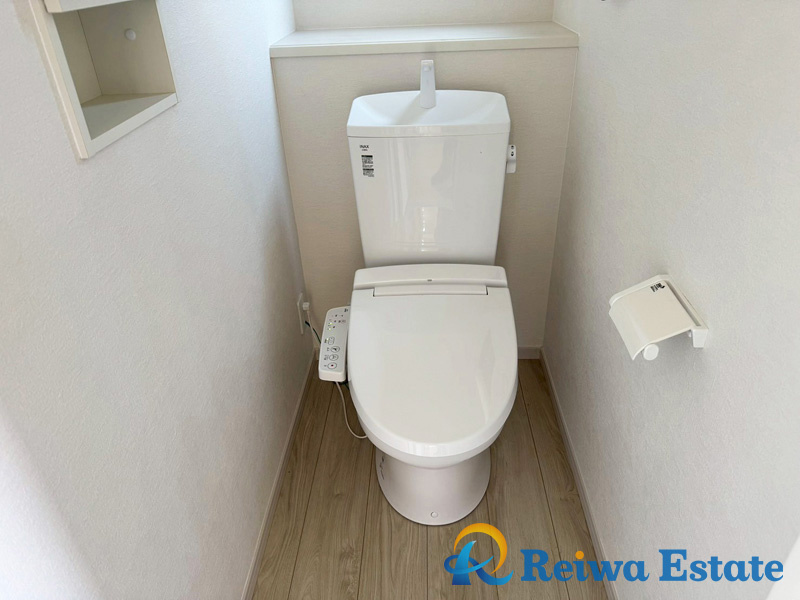 新築戸建　藤沢市大庭5期のトイレ|いつでも快適・清潔に保てるシャワートイレ。トイレットペーパーなど保管に便利な収納スペースを完備！