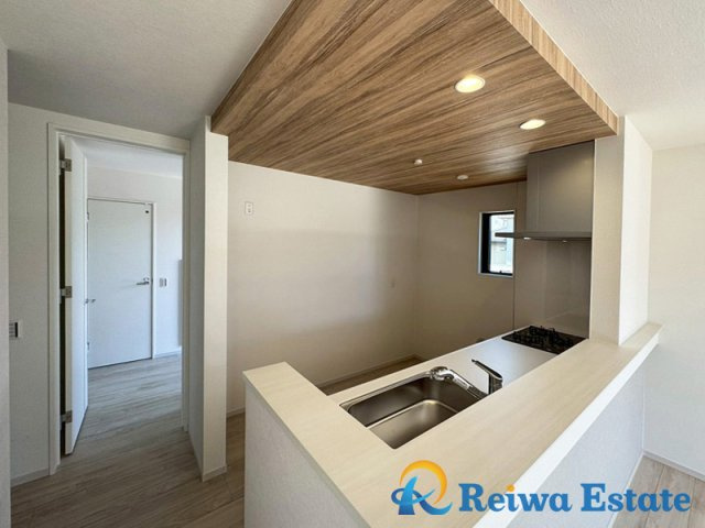 新築戸建　藤沢市大庭5期のキッチン|人気の対面式カウンターキッチン。リビングとの動線良好で家事も捗ります◎