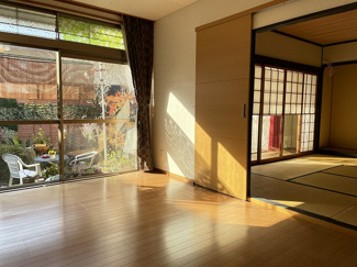 【居間・リビング】 | 清滝中町中古一戸建 | リビングから和室・お庭（動産撤去後）